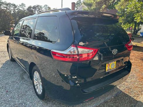 Used 2015 Toyota Sienna XLE w/ XLE Navigation Package FWD image 4