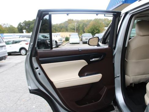 Used 2021 Toyota Highlander XLE image 20