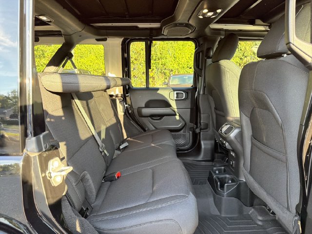 Used 2022 Jeep Wrangler Unlimited Sahara w/ Cold Weather Group AWD/4WD image 15