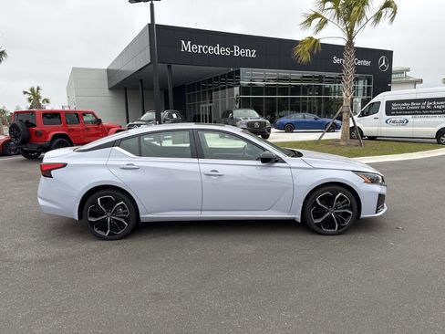 Used 2024 Nissan Altima 2.5 SR w/ SR Premium Package image 2