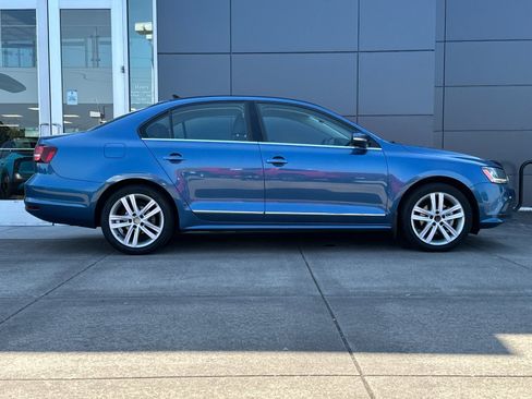 Used 2017 Volkswagen Jetta SEL FWD image 2