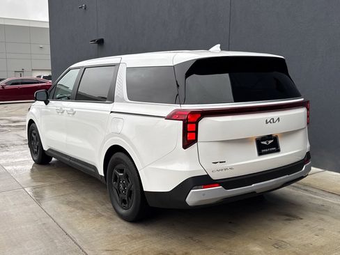 Used 2025 Kia Carnival image 23
