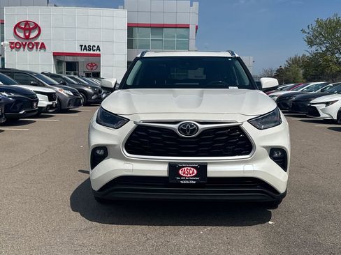 Used 2021 Toyota Highlander XLE AWD/4WD image 2