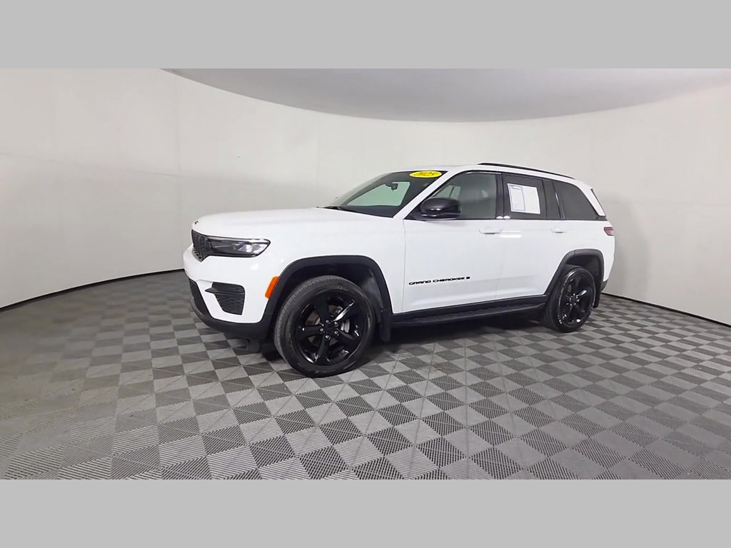 Used 2025 Jeep Grand Cherokee Altitude AWD/4WD image 51
