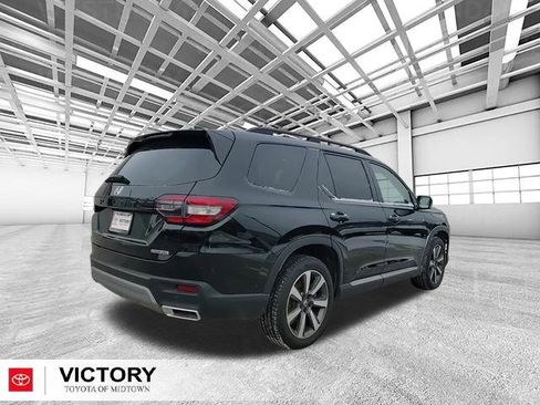 Used 2025 Honda Pilot Touring image 3