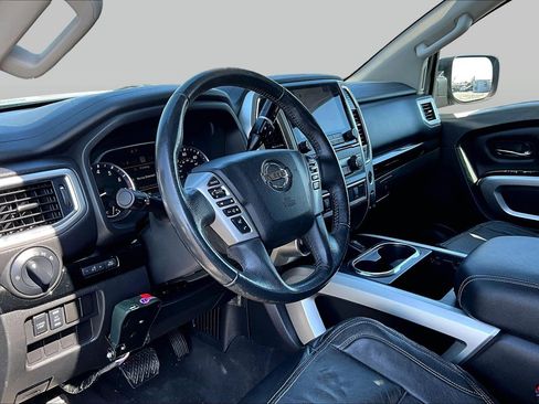 Used 2021 Nissan Titan SV w/ SV Convenience Package image 12