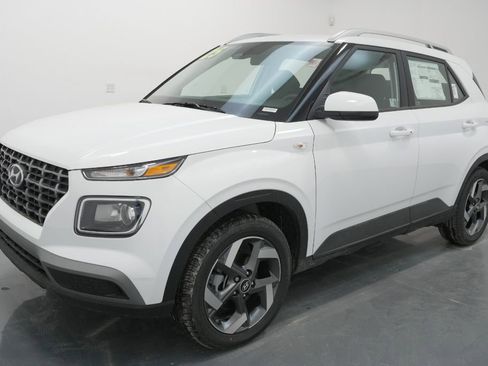 New 2025 Hyundai Venue SEL image 4