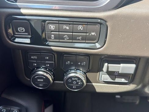 Used 2025 GMC Yukon AT4 Ultimate w/ LPO, Floor Liner Package AWD/4WD image 38