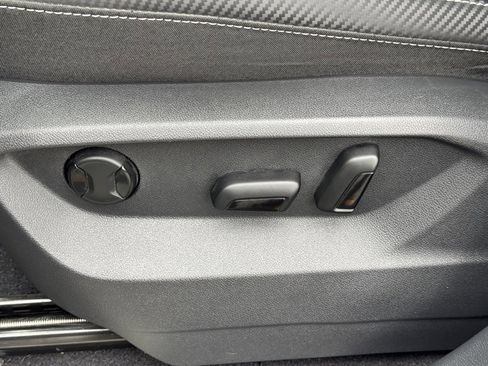 Used 2021 Volkswagen Atlas Cross Sport SE w/ Panoramic Sunroof Package image 15