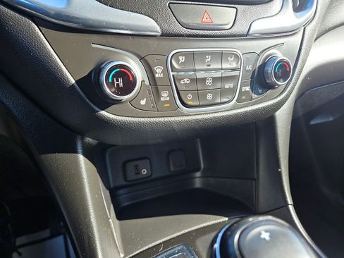 Used 2018 Chevrolet Equinox LT image 10