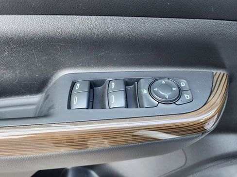 Used 2023 GMC Acadia SLE image 21