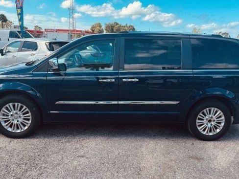 Used 2012 Chrysler Town & Country Limited image 3
