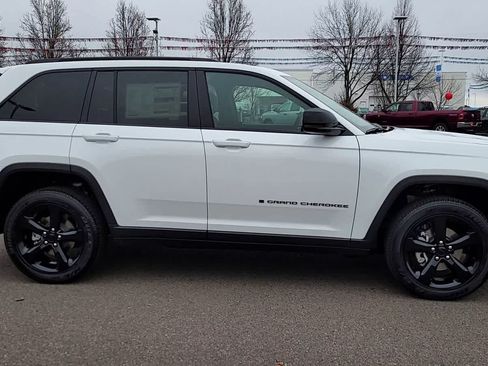 Used 2025 Jeep Grand Cherokee Altitude AWD/4WD image 9
