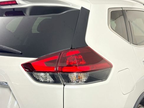 Used 2020 Nissan Rogue SV FWD image 34
