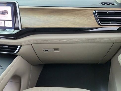 Used 2025 Volkswagen Atlas SE image 40