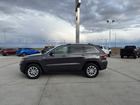 Used 2021 Jeep Grand Cherokee Laredo AWD/4WD image 2