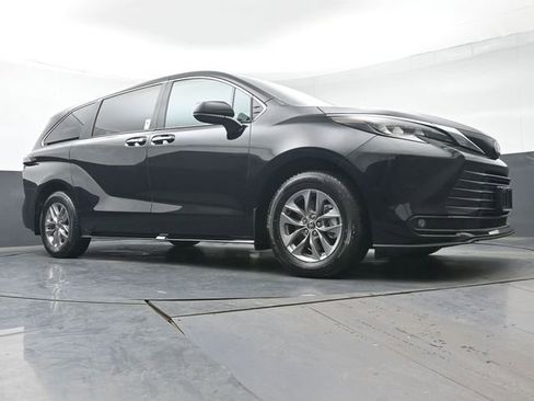Used 2025 Toyota Sienna XLE image 41
