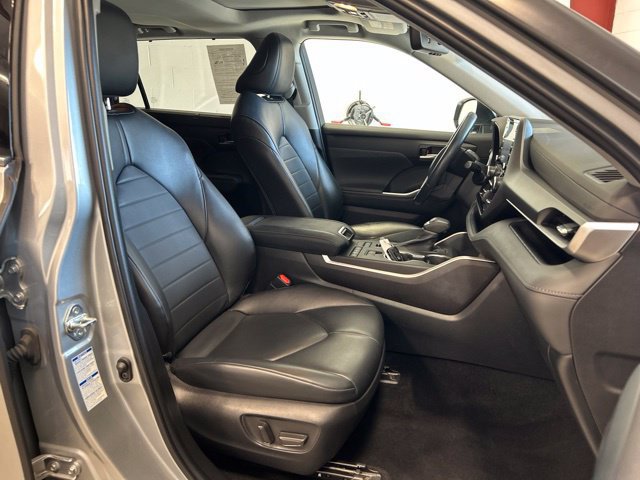 Used 2022 Toyota Highlander XLE AWD/4WD image 17