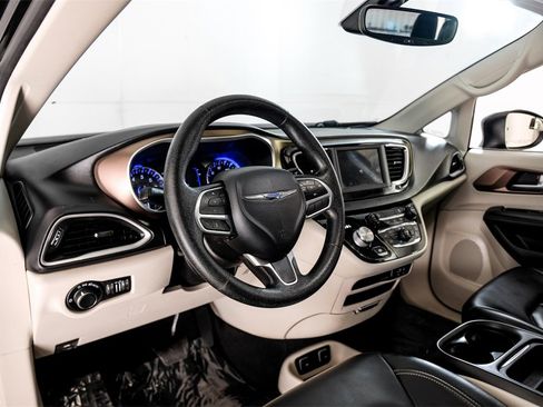 Used 2020 Chrysler Voyager Lxi image 2