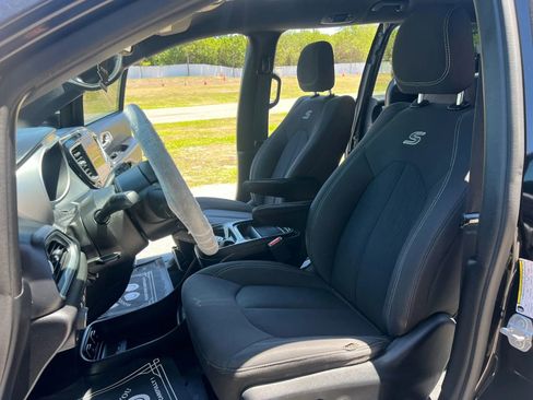 Used 2018 Chrysler Pacifica Touring Plus w/ S Appearance Package FWD image 8