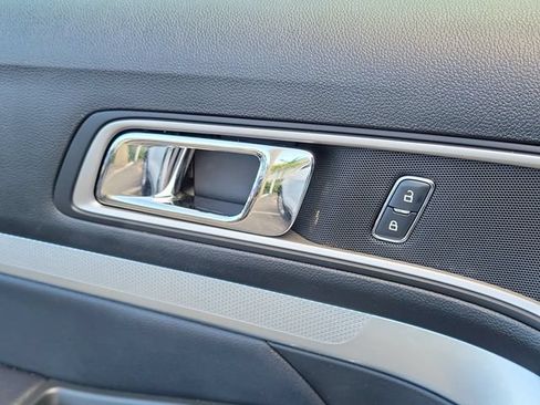 Used 2017 Ford Explorer XLT FWD image 17