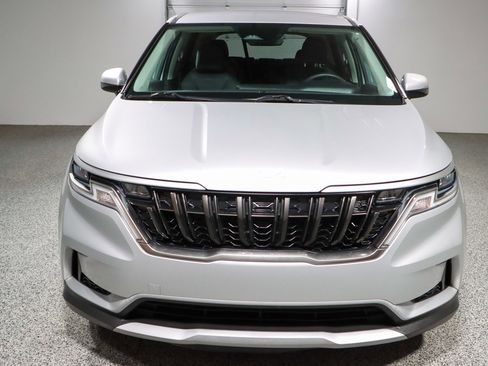 Used 2023 Kia Carnival LX image 4