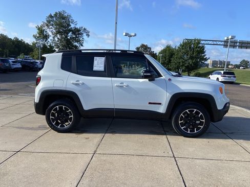 Used 2023 Jeep Renegade Trailhawk w/ Trailhawk Elite Group AWD/4WD image 13