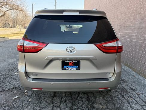 Used 2015 Toyota Sienna XLE Premium image 4