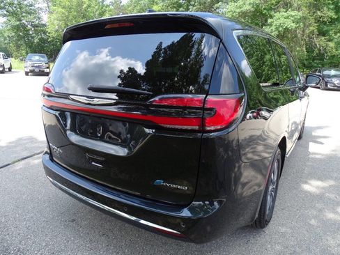 Used 2023 Chrysler Pacifica Limited image 11
