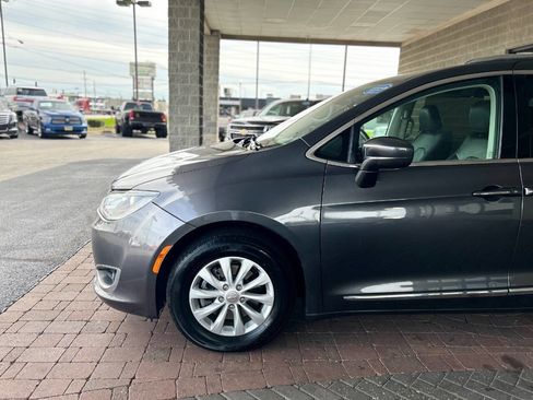 Used 2019 Chrysler Pacifica Touring-L FWD image 5