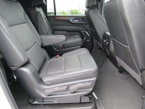 Used 2025 GMC Yukon XL Denali AWD/4WD image 31