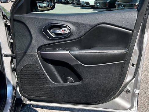 Used 2019 Jeep Cherokee Latitude Plus FWD image 25