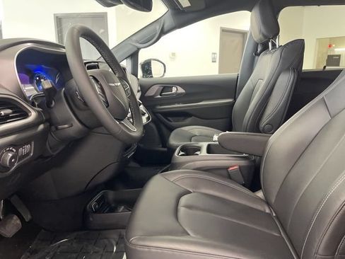 New 2026 Chrysler Pacifica Select AWD/4WD image 12