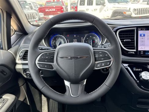 New 2025 Chrysler Pacifica Select image 18