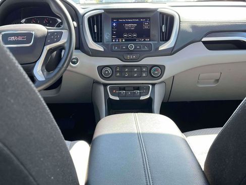 Used 2024 GMC Terrain SLE FWD image 3