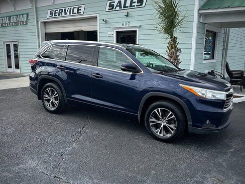 Used 2016 Toyota Highlander XLE image 2