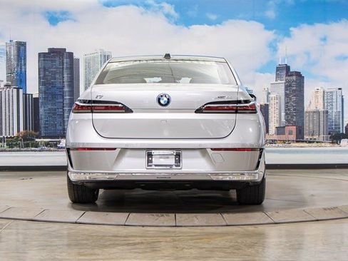 Used 2025 BMW i7 xDrive60 w/ Premium Package image 11