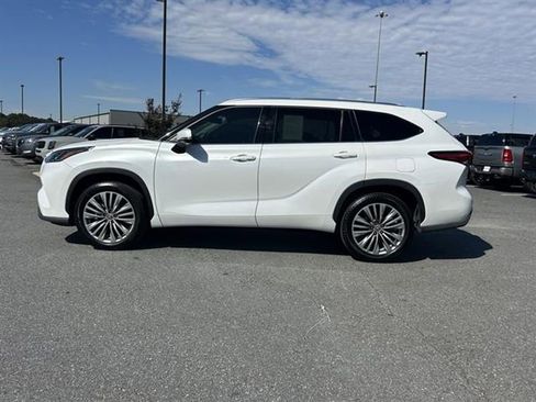 Used 2023 Toyota Highlander Platinum image 3
