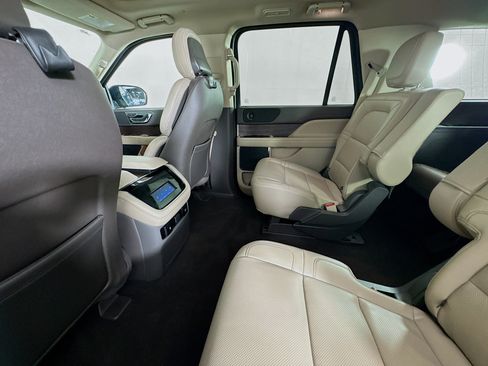 Used 2024 Lincoln Navigator Premiere AWD/4WD image 23