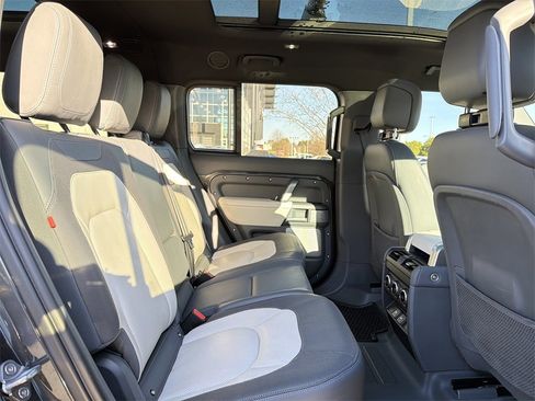 Used 2023 Land Rover Defender 130 X-Dynamic SE image 17