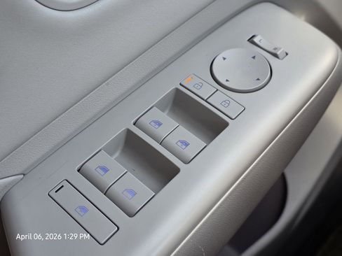 Used 2025 Hyundai Kona Limited image 32