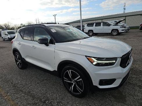 Used 2022 Volvo XC40 T5 R-Design image 4