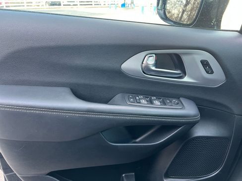 Used 2025 Chrysler Pacifica Limited image 18