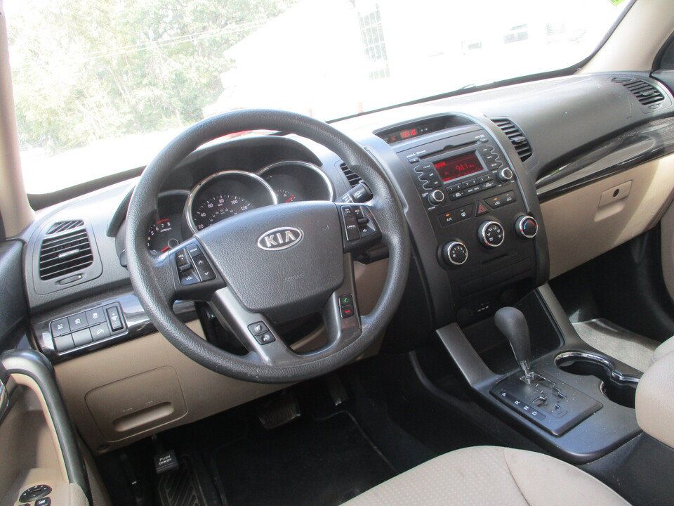Used 2012 Kia Sorento FWD w/ Third Row Pkg image 7