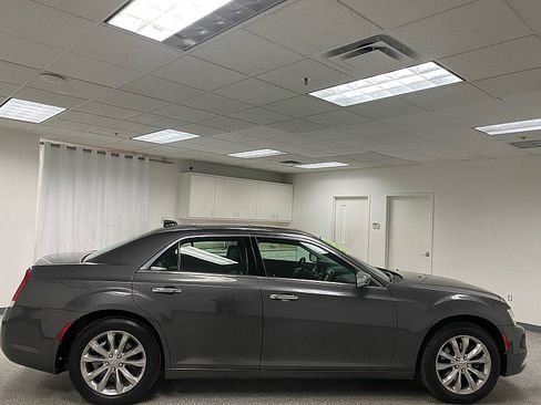 Used 2019 Chrysler 300 Limited image 4
