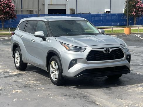 Used 2022 Toyota Highlander LE FWD image 5