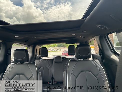 New 2026 Chrysler Pacifica Limited w/ Uconnect Theater Family Group AWD/4WD image 36