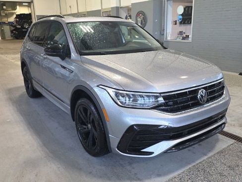 Used 2024 Volkswagen Tiguan SE R-Line AWD/4WD image 2
