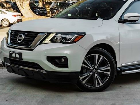 Used 2019 Nissan Pathfinder Platinum image 3