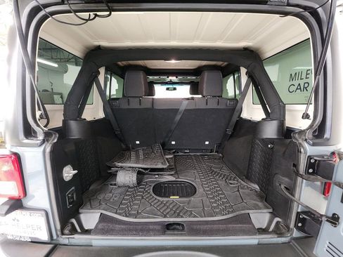 Used 2015 Jeep Wrangler Unlimited Rubicon w/ Connectivity Group image 14